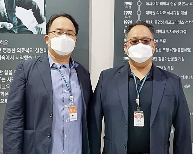 왼쪽부터 신동윤 한국동물교감교육협회 대표와 신동명 울산대학교 의과대학 의생명과학교실 부교수.