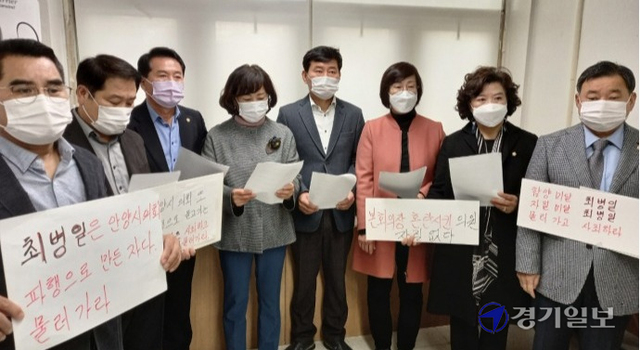 안양시의회 야당은 26일 기자회견을 열고 전두환 전 대통령 옹호 발언을 논란을 빚은 윤석열 후보 사퇴를 촉구한 여당에 사과와 재발방지를 요구했다.노성우기자