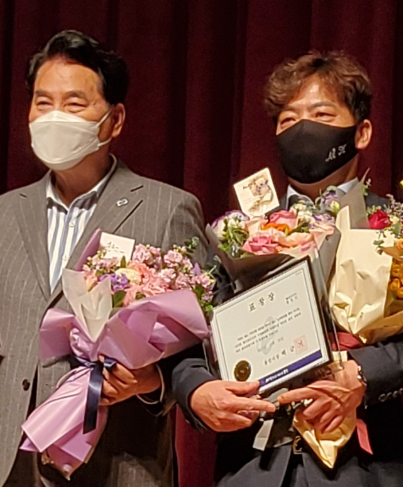 ‘2021 용인시 모범시민 표창장수여식’서 백군기 시장(왼쪽)으로부터 모범시민상을 받은 장민기 MK글로리아 회장.MK글로리아 제공
