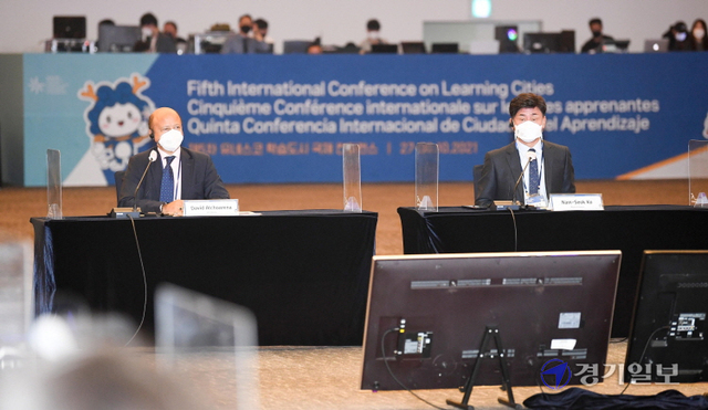 27일 오전 '제5차 유네스코 학습도시 국제회의'(ICLC) 미디어 브리핑 행가사 열린 인천 연수구 송도컨벤시아에서 데이비드 아초아레나 유네스코 평생학습원장과 고남석 연수구청장이 인사말을 하고 있다. 전 세계 229개 '글로벌 학습도시 네트워크'(GNLC) 회원 도시들이 참여하는 이번 행사는 오는 30일까지 나흘간 송도컨벤시아 일대에서 열린다. 장용준기자
