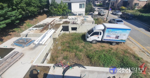 남양주의 한 단독주택 건설과정에서 담당 공무원 착오로 건축주가 억울하게 수억원의 재산피해를 보게 됐다는 주장이 제기됐다. 사진은 수개월 동안 공사가 중단된 채 흉물처럼 방치되고 있는 단독주택. 하지은기자