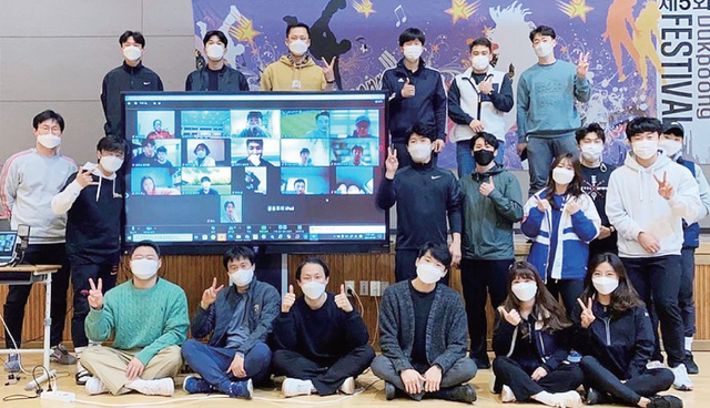 온ㆍ오프라인을 통해 매월 정기모임을 갖는 좋은체육수업나눔교육연구회 회원들이 단체사진을 찍고 있다. 좋은체육수업나눔교육연구회 제공