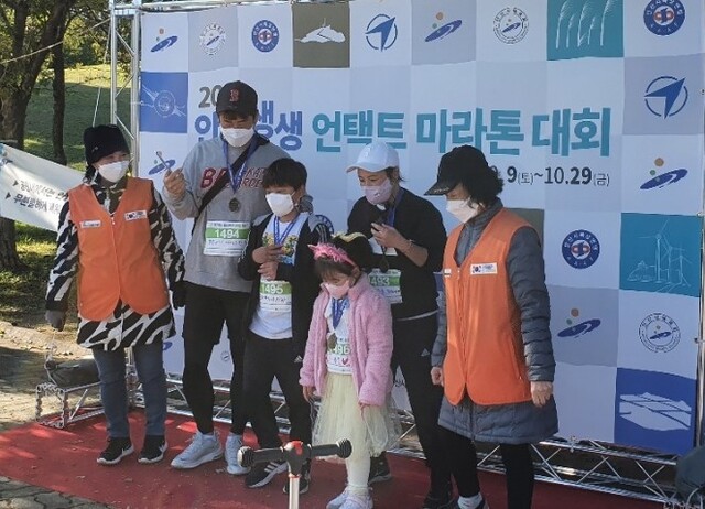 2021 안산 생생 언택트마라톤대회에 참가한 일가족이 완주후 기념촬영을 하고 있다.안산시체육회 제공