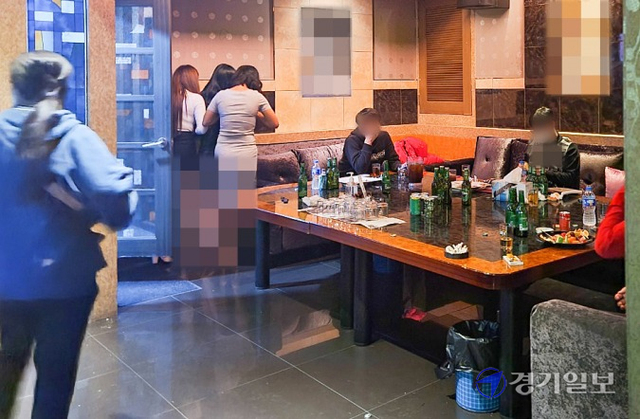 지난 30일 오후 11시30분께 인천 계양구의 한 유흥주점에서 경찰이 집합금지 명령을 위반한 손님과 접객원을 단속하고 있다. 김경희기자