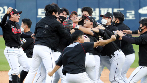31일 오후 대구 삼성라이온즈파크에서 열린 프로야구 2021 신한은행 쏠(SOL) KBO 정규시즌 1위 결정전 kt wiz와 삼성 라이온즈의 경기에서 kt가 1:0으로 승리하며 정규시즌 우승을 확정 짓고 나서 kt 선수들이 기뻐하고 있다. 연합뉴스
