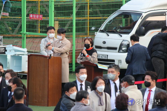 백석지역주택조합 새 조합장으로 선출된 최경영씨가 인사말을 하고 있다. 이종현기자<br>