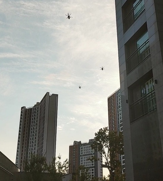 평택시 지제ㆍ동삭동 주민들이 주한미군 헬기 저공비행에 따른 소음 등으로 고통을 겪고 있다며 대책을 호소하고 있다. 사진은 센트럴자이3단지 상공으로 주한미군 헬기가 저공비행하는 모습. 독자 제공