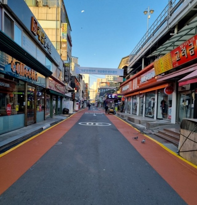 보차도가 분리돼 말끔히 정리된 제일시장길