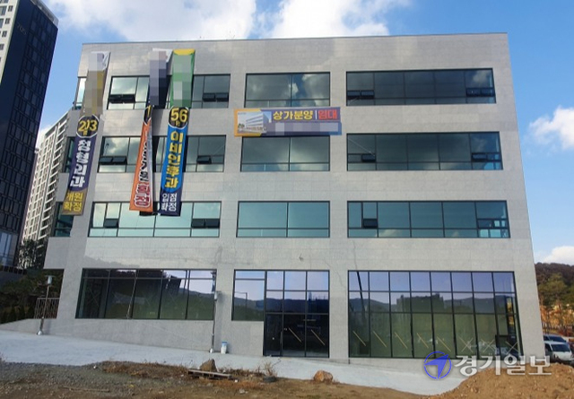 성남 분당구 대장동에 위치한 근린생활시설들이 완공돼 임차 계약까지 진행했지만 도로 사용개시가 이뤄지지 않아 준공승인을 받지 못하고 있다. 사진은 대장동 내 근린생활시설. 진명갑기자