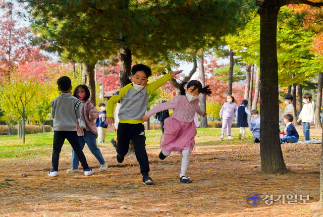 2일 오전 울긋불긋 단풍이 절정을 이룬 수원시 장안구 만석공원에서 나들이 나온 어린이들이 낙엽을 밟으며 산책하고 있다. 윤원규기자