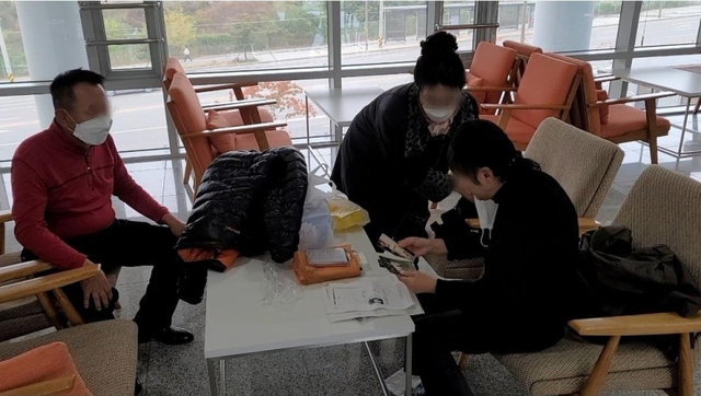 어릴 때 사진을 보는 모습. 남양주남부경찰서 제공