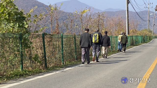 7일 광주시 퇴촌면을 가로지르는 325번 지방도에 인도가 확보되지 않아 주민들이 차도 위로 위험하게 걸어가고 있다. 김정규기자