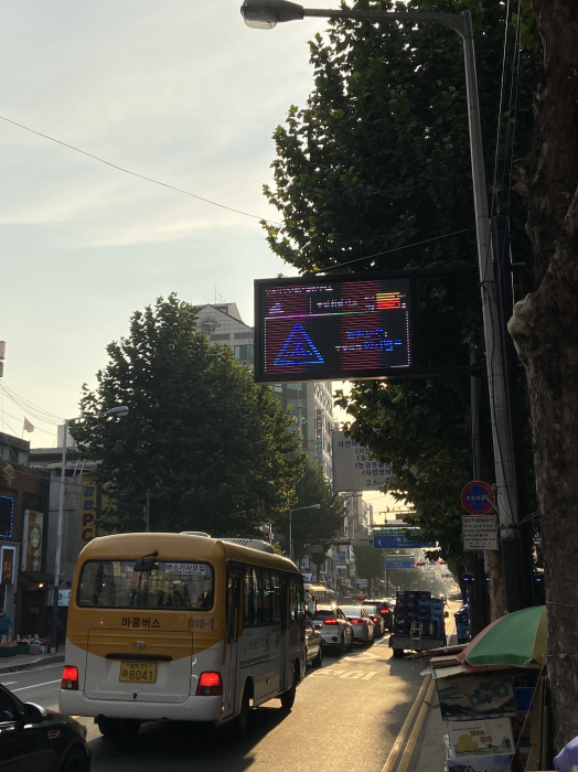 부천시가 추진 중인 무단횡단 보행자 알림서비스가 순항하고 있다. 사진은 보행자 검지 전 보행자 알림 디스플레이 모습. 부천시 제공