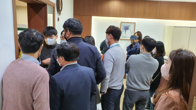 부천 소사역 푸르지오 아파트 일부 주민들이 내년 중학교 배정 관련, 공동학군 재지정을 요구하고 있다. 부천교육지원청 교육장실 앞에서 직원들이 학부모들과 대치하고 있다. 김종구기자