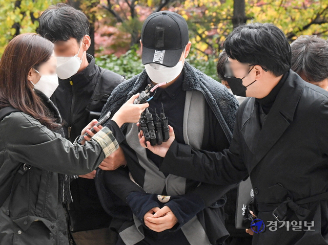 내연녀가 극단적 선택을 하기 전 협박한 혐의를 받고 있는 인천 모 경찰서 A 경위가 8일 오후 구속 전 피의자 심문(영장실질심사)을 받기 위해 인천 미추홀구 인천지방법원으로 들어서고 있다. 장용준기자