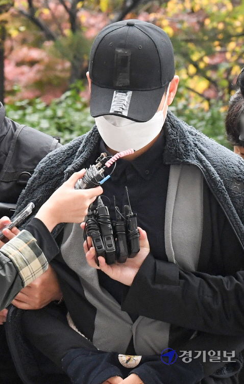 내연녀가 극단적 선택을 하기 전 협박한 혐의를 받고 있는 인천 모 경찰서 A 경위가 8일 오후 구속 전 피의자 심문(영장실질심사)을 받기 위해 인천 미추홀구 인천지방법원으로 들어서고 있다. 장용준기자
