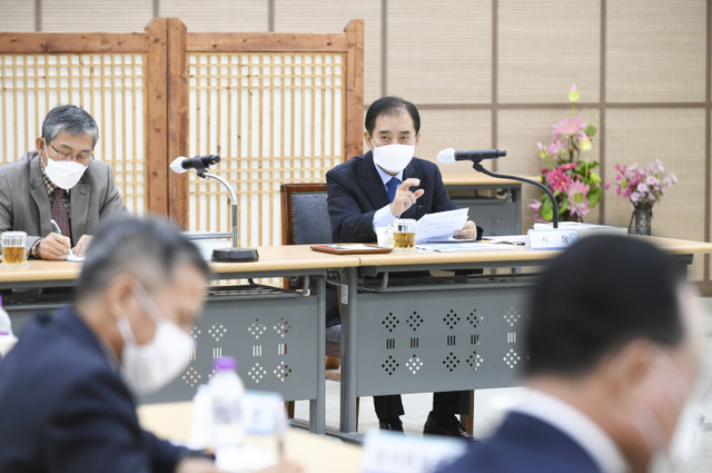 박윤국 포천시장이 내년 주요업무계획 보고회에서 내년 추진사업에 대해 논의하고 있다. 포천시 제공