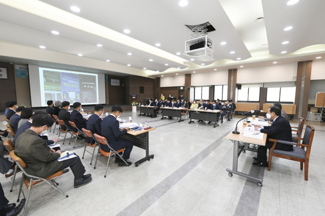 박윤국 포천시장과 관계자들이 내년 주요 업무계획 보고회에서 내년 추진사업들에 대해 논의하고 있다. 포천시 제공