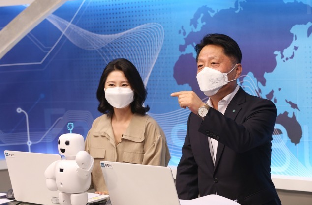 장덕천 부천시장이 유튜브 라이브를 통해 시민들과의 소통을 이어가고 있다