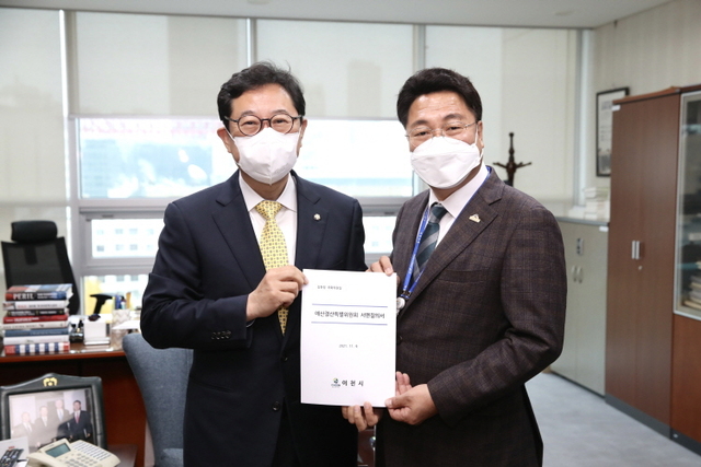 엄태준 이천시장(오른쪽)이 김한정 국회의원(국회예산결산위원회 위원)을 만나 지역숙원사업 예산확보를 요청했다.