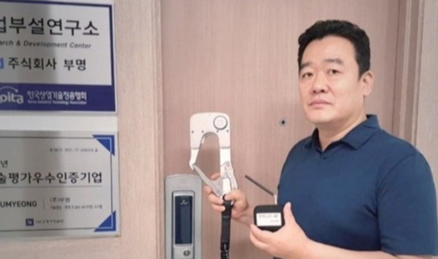▲ ① 2021 경기도 과학기술 통합 페스티벌 개막식에서 이한규 경기도행정2부지사, 전병선 도 경제과학진흥원 과학이사 등 내빈이 기념촬영을 하고 있다. ② 과학기술 통합 페스티벌의 VR 체험관에서 경기도민들이 가상현실을 즐기고 있다. ③ 김현택 (주)하이클로 대표이사가 자사 기술력을 설명하고 있다. ④ 김철훈 주식회사 부명 대표이사가 자사의 제품을 소개하고 있다.