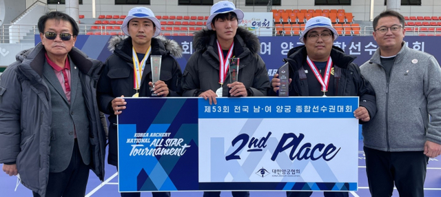 전국남녀양궁종합선수권대회 남자 단체전 준우승한 코오롱엑스텐보이즈 선수단. 맨 왼쪽이 서오석 감독, 오른쪽은 이창환 코치.코오롱 제공