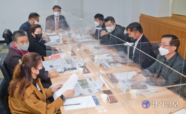 11일 오전 경기일보 1층 중회의실에서 열린 본보 독자권익위원회 11월 회의에서 위원들이 최근 보도된 본보 기사 관련 의견을 밝히고 있다. 윤원규기자