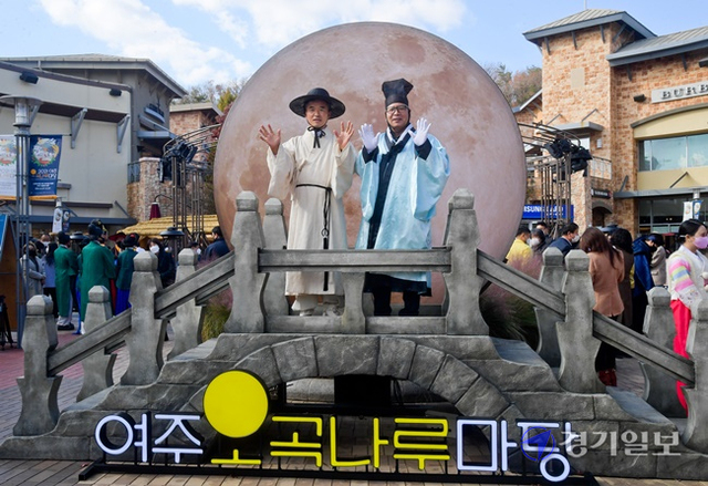 여주 전통문화와 농·특산물을 만날 수 있는 '2021 여주오곡나루마당'이 열린 12일 오후 여주 프리미엄 아울렛 이스트 중앙광장에서 이항진 여주시장과 김진오 여주세종문화재단 이사장이 기념촬영을 하고 있다. 여주시 주최, 여주세종문화재단 주관으로 이번 행사는 오는 14일까지 진행된다. 윤원규기자