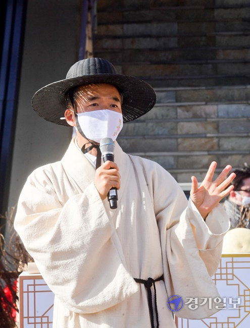 여주 전통문화와 농·특산물을 만날 수 있는 '2021 여주오곡나루마당'이 열린 12일 오후 여주 프리미엄 아울렛 이스트 중앙광장에서 이항진 여주시장이 인삿말을 하고 있다. 윤원규기자