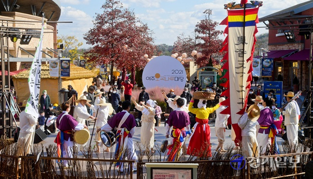 여주 전통문화와 농·특산물을 만날 수 있는 '2021 여주오곡나루마당'이 열린 12일 오후 여주 프리미엄 아울렛 이스트 중앙광장에서 한국판소리보존회 여주이천지부가 개막축하공연을 펼치고 있다. 윤원규기자