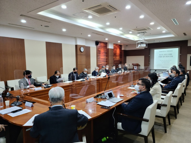 ㈔내나라연구소가 지난 12일 오후 서울 국립외교원에서 개최한 '2021년 특별학술대회'에서 참석자들이 토론을 하고 있다.
