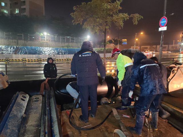 양주시가 K-water와 상수도관 누수사고 발생시 단수조치 없이 복구할 수 있는 블록시스템을 구축했다. 사진은 누수공사 현장.