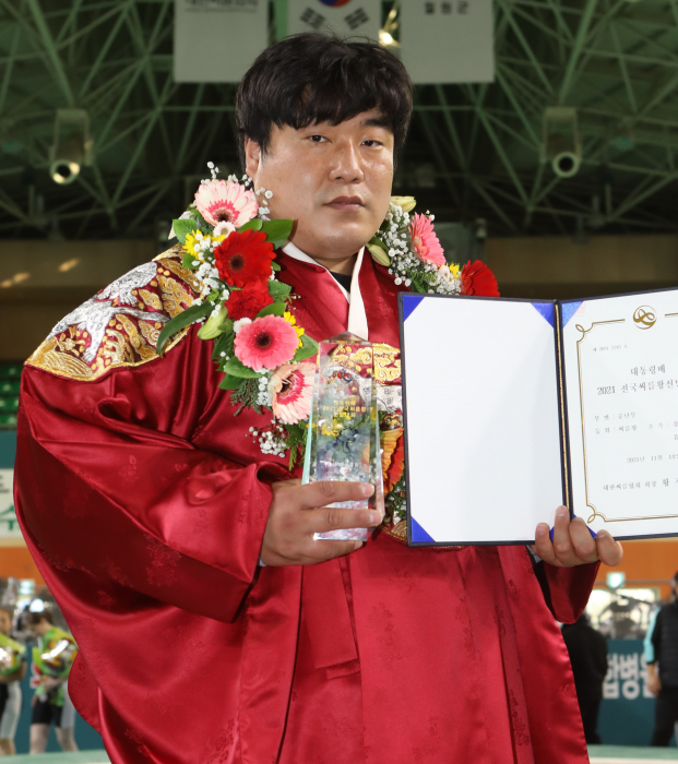 '대통령배 2021 전국씨름왕선발대회' 중년부에서 우승한 유원석이 기념촬영을 하고 있다.대한씨름협회 제공