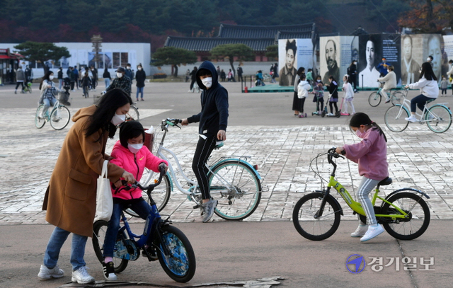 포근한 날씨를 보인 14일 오후 수원시 화성행궁 광장을 찾은 시민들이 자전거를 타며 늦가을 오후 한때를 즐기고 있다. 김시범기자