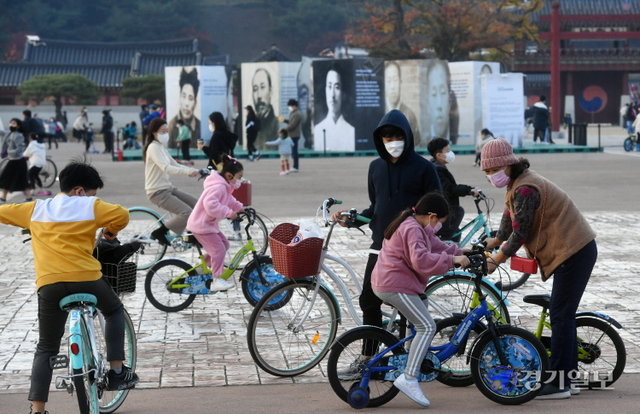 포근한 날씨를 보인 14일 오후 수원시 화성행궁 광장을 찾은 시민들이 자전거를 타며 늦가을 오후 한때를 즐기고 있다. 김시범기자
