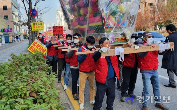 남양주 왕숙ㆍ왕숙2지구 주민들로 구성된 왕숙지구 연합대책위가 15일 오후 남양주 별내동 LH 남양주사업본부 앞에서 LH 해체 등을 촉구하는 상여(시체를 묘지까지 실어나르는 용구) 퍼포먼스를 펼치고 있다. 하지은기자