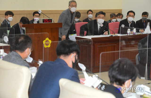 15일 경기도의회 안전행정위원회의 경기도 안전관리실 등에 대한 행정사무감사에서 박원석 도 안전관리실장이 의원 질의에 답변하고 있다.조주현기자