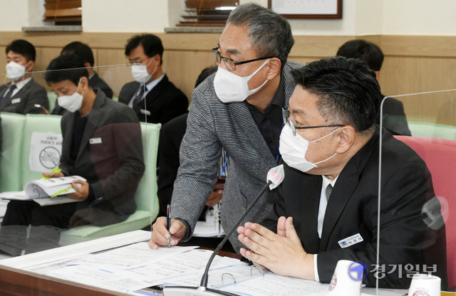 15일 경기도의회 안전행정위원회의 경기도 안전관리실 등에 대한 행정사무감사에서 박원석 도 안전관리실장이 의원 질의에 답변하고 있다.조주현기자