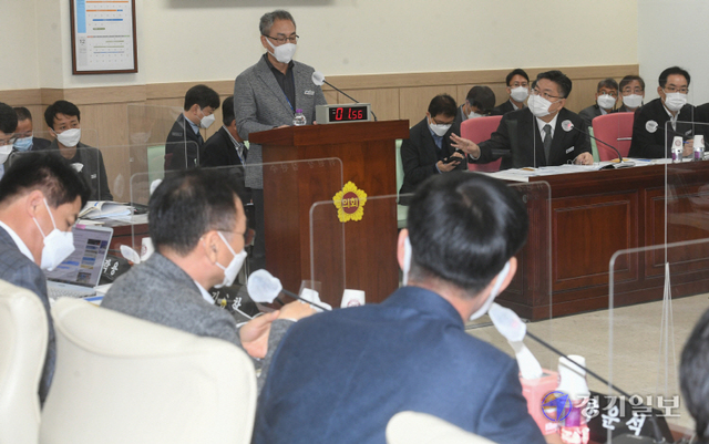 15일 경기도의회 안전행정위원회의 경기도 안전관리실 등에 대한 행정사무감사에서 박원석 도 안전관리실장이 의원 질의에 답변하고 있다.조주현기자