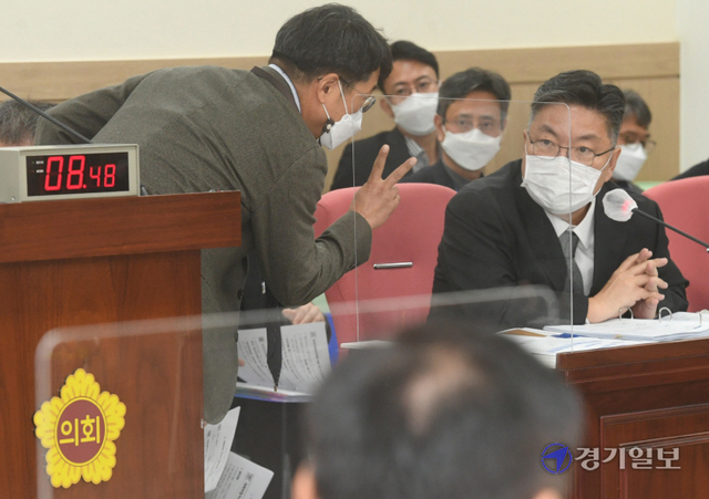 15일 경기도의회 안전행정위원회의 경기도 안전관리실 등에 대한 행정사무감사에서 박원석 도 안전관리실장이 의원 질의에 답변하고 있다.조주현기자