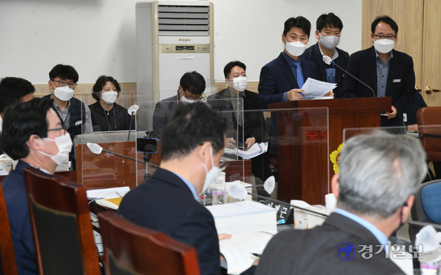 15일 경기도의회 안전행정위원회의 경기도 안전관리실 등에 대한 행정사무감사에서 박원석 도 안전관리실장이 의원 질의에 답변하고 있다.조주현기자