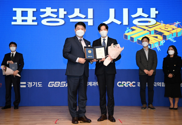 지난 10월29일 성남 경기창조경제혁신센터에서 개최된 '경기도 과학기술 통합 페스티벌'에서 제1회 경기도 과학기술인상-기업부문을 수상한 아모레퍼시픽 김주원 선임연구원.경기도 제공
