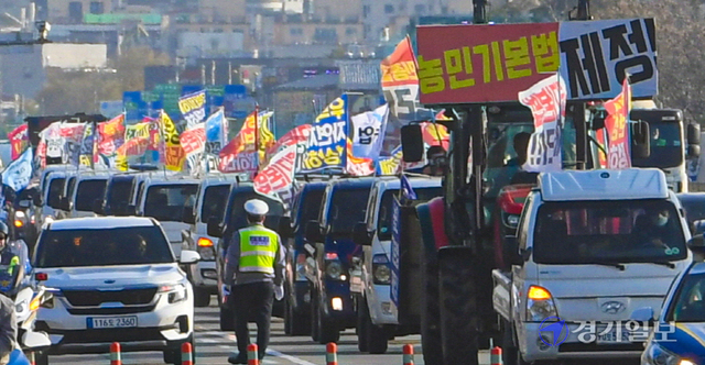 17일 서울에서 열리는 '농민총궐기대회'를 하루 앞두고 ‘농민 총궐기 성사를 위한 트랙터 대행진단’이 16일 오후 수원시 권선구 마중공원 인근 도로에서 농민기본법 제정, 식량주권 실현, 투기 농지 몰수 및 농지공영화, 식량자급률 법제화, 기후위기 대응, 농업재해보상법 제정 등을 요구하며 행진을 하고 있다.조주현기자