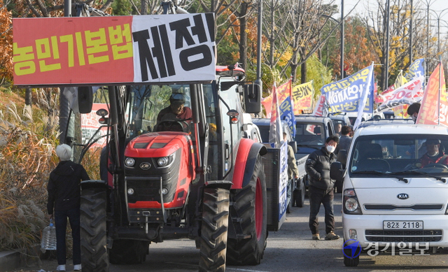 17일 서울에서 열리는 '농민총궐기대회'를 하루 앞두고 ‘농민 총궐기 성사를 위한 트랙터 대행진단’이 16일 오후 수원시 권선구 마중공원 인근 도로에서 농민기본법 제정, 식량주권 실현, 투기 농지 몰수 및 농지공영화, 식량자급률 법제화, 기후위기 대응, 농업재해보상법 제정 등을 요구하며 행진을 하고 있다.조주현기자