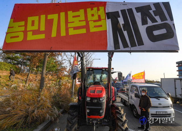 17일 서울에서 열리는 '농민총궐기대회'를 하루 앞두고 ‘농민 총궐기 성사를 위한 트랙터 대행진단’이 16일 오후 수원시 권선구 마중공원 인근 도로에서 농민기본법 제정, 식량주권 실현, 투기 농지 몰수 및 농지공영화, 식량자급률 법제화, 기후위기 대응, 농업재해보상법 제정 등을 요구하며 행진을 하고 있다.조주현기자