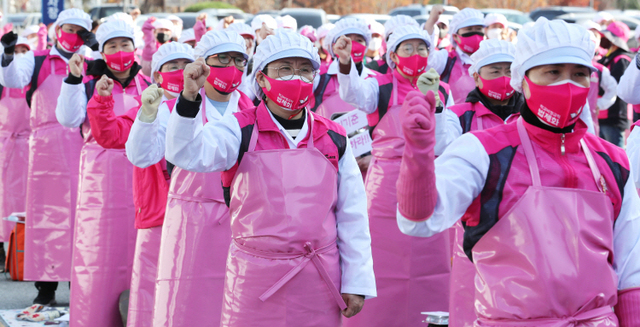 민주노총 전국학교비정규직노동조합이 16일 오후 정부세종청사 교육부 앞에서 결의대회를 열고 구호를 외치고 있다. 연합뉴스