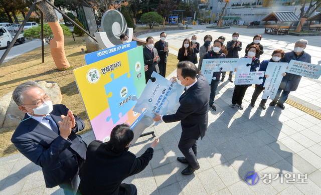 인천 시민정책네트워크 대표자들이 16일 오전 인천시청 인천시민 주권 선언비 앞에서 제20대 대통령선거 출마 후보들에게 인천지역 5개 분야 11개 공약 사업 반영을 촉구하는 퍼포먼스를 하고 있다. 장용준기자
