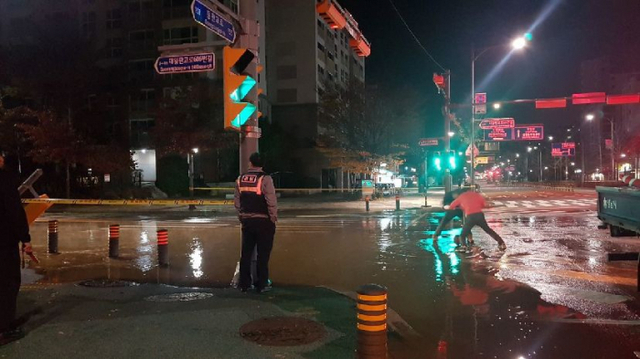 17일 오전 5시30분께 성남 분당구 삼평동 보평초등학교 인근에서 상수도가 파열돼 도로가 침수되고 지장물이 쓰러졌다. 성남분당소방서 제공