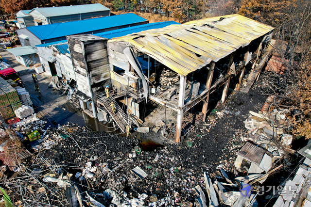 17일 오전 4시 37분께 포천시 동교동 한 섬유공장에서 화재가 발생, 공장 1개동이 전소하고 인근 공장도 일부 소실됐다. 화재현장에서 소방대원들이 잔불 정리 및 화재원인을 조사하고 있다. 윤원규기자
