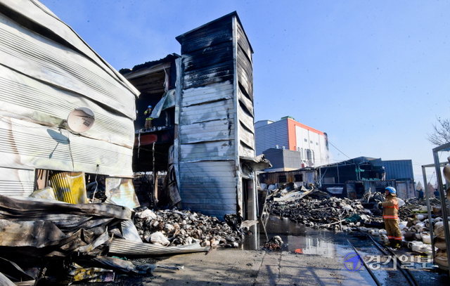 17일 오전 4시 37분께 포천시 동교동 한 섬유공장에서 화재가 발생, 공장 1개동이 전소하고 인근 공장도 일부 소실됐다. 화재현장에서 소방대원들이 잔불 정리 및 화재원인을 조사하고 있다. 윤원규기자